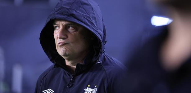 Santos avalia demissão do técnico Diego Aguirre após derrota na Vila