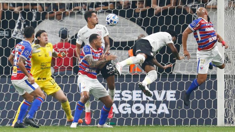 Corinthians e Fortaleza empatam e mantêm aberta disputa por vaga em final