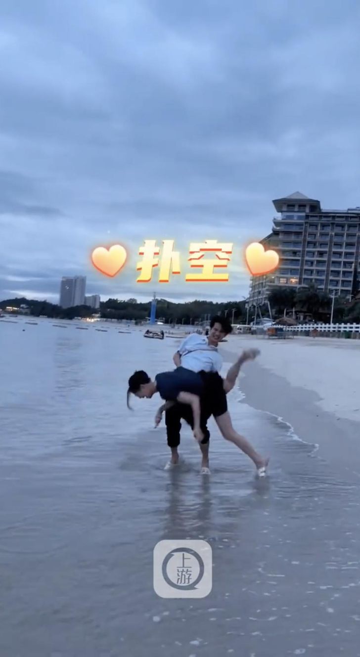 สภาพ หนุ่มทำโรแมนติกริมทะเล จู่ๆ อุ้มแฟนท่าเจ้าหญิง ตอนจบพีกพลาดอย่างแรง
