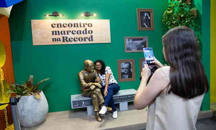 Novas edições de livros eróticos de Drummond saem em outubro