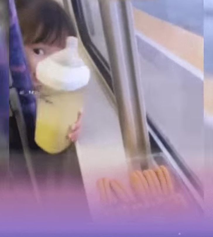 เมดมายเดย์ เด็กได้ขนมจากคนเบาะหลัง ใจดีส่ง “อาหารส่วนตัว” ให้กินบ้าง เห็นแล้วขำเลย!