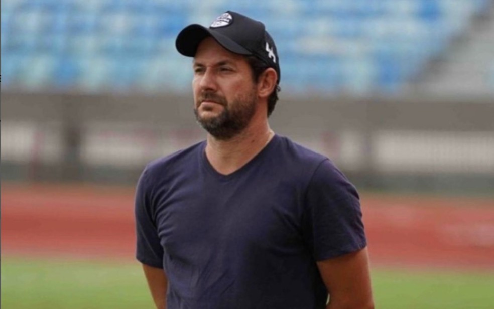 Técnico de futebol Lucas Oliveira morre aos 43 anos de infarto