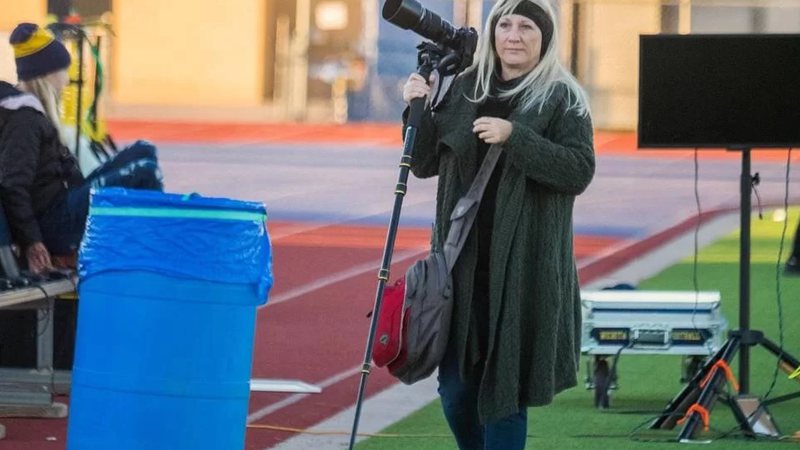 Fotógrafa morre após ser atingida durante jogo de futebol americano