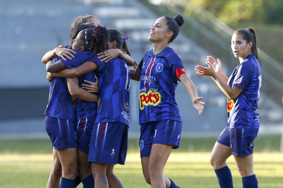 O labo B do futebol feminino: conheça a Realidade Jovem, time fundado por mãe para realizar sonho de filhas serem jogadoras