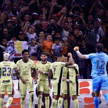 Corinthians vence Botafogo e mantém concorrentes ao título animados