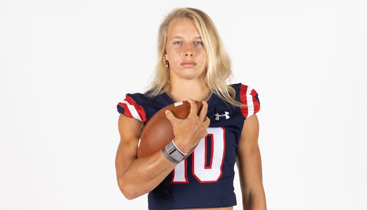 Haley Van Voorhis se torna a primeira mulher não-kicker a atuar num jogo de futebol americano universitário na história