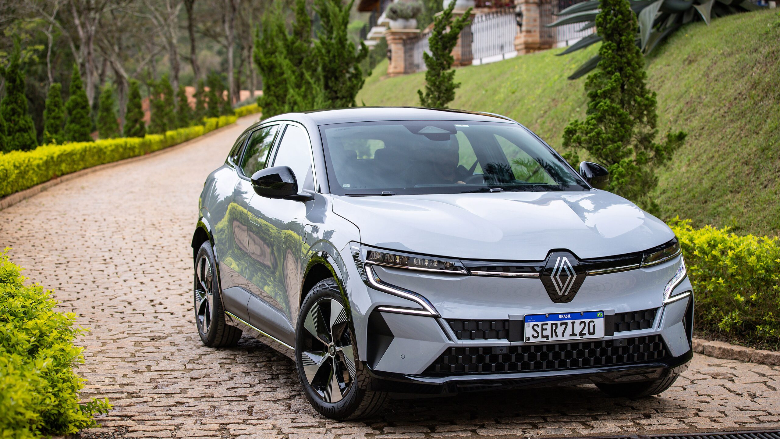 Renault Megane E-Tech chega ao Brasil com preço agressivo e muita tecnologia