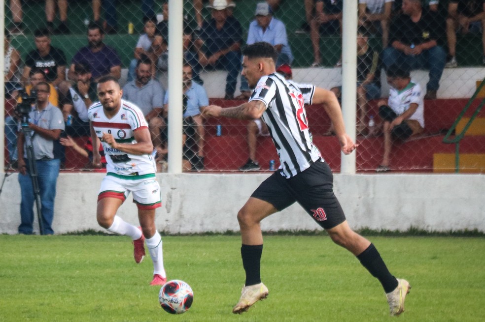 Banido pela Fifa, Gabriel Tota disputa torneios de futebol amador em Minas Gerais