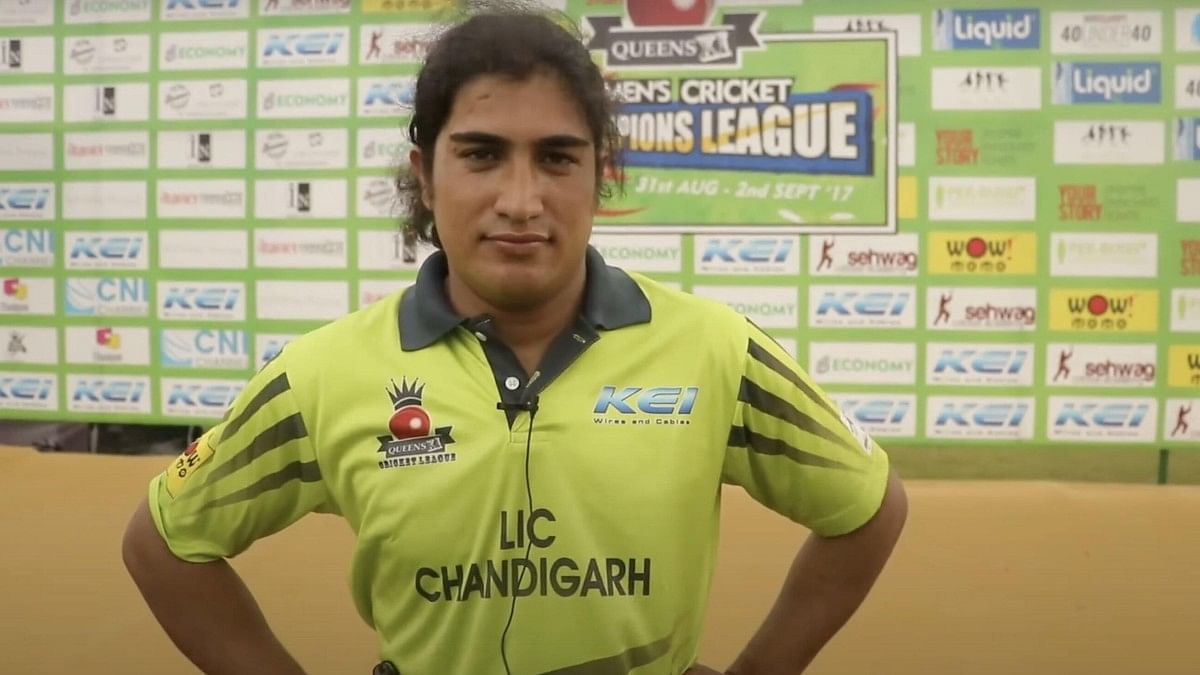 कश्मीर में क्रिकेट की पिच हमेशा से ही परेशानी भरी रही है, लेकिन महिलाएं इसे बदल रही हैं
