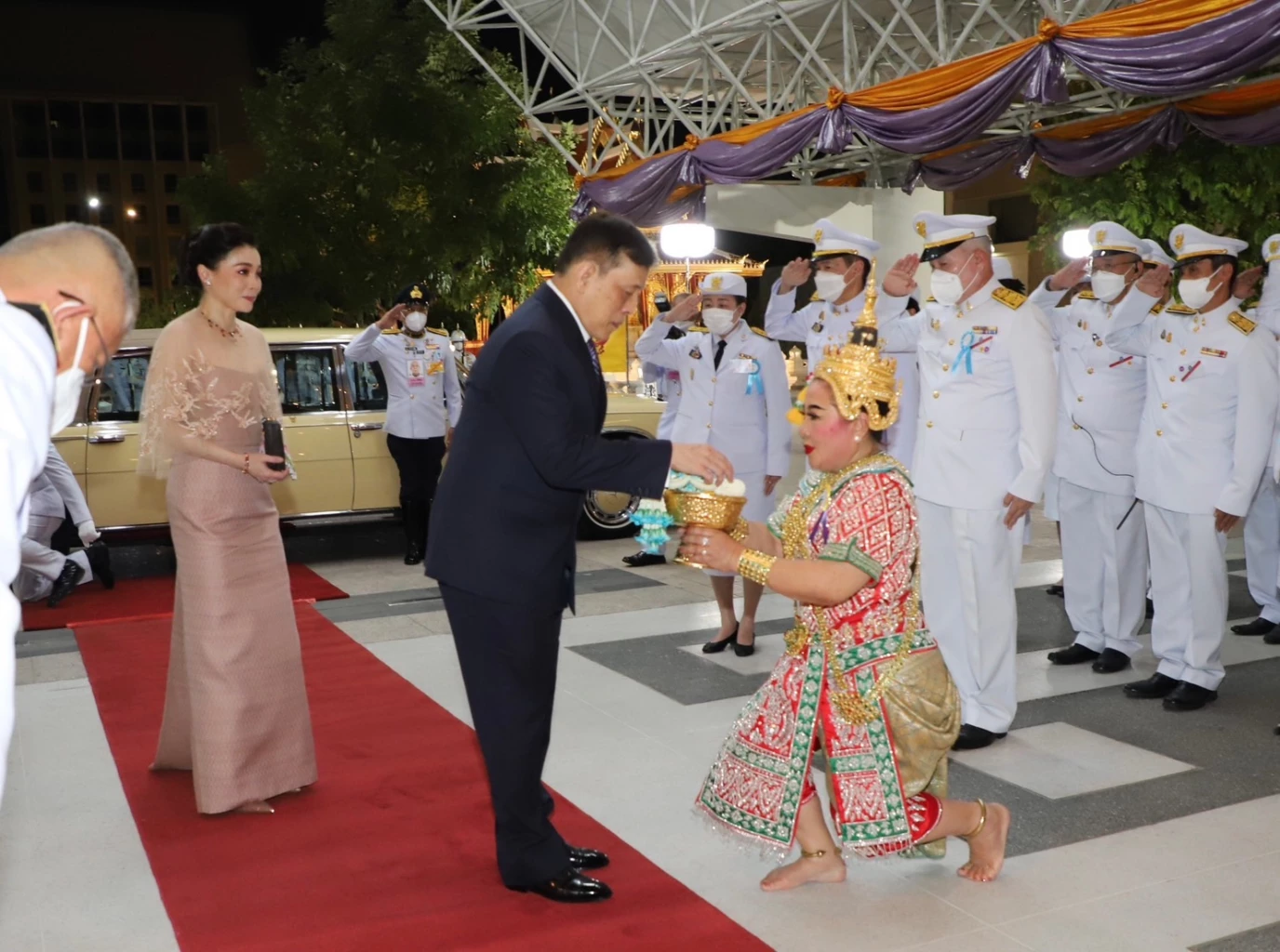 ในหลวง พระราชินี ทอดพระเนตรการแสดงละครชาตรี เรื่อง “มโนห์รา”