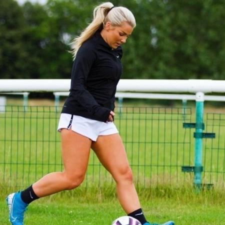 Após ganhar R$ 3 mi no OnlyFans, inglesa volta ao futebol. E já faz gol