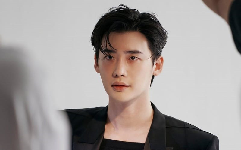 Lee Jong Suk lần đầu gặp người hâm mộ Việt Nam