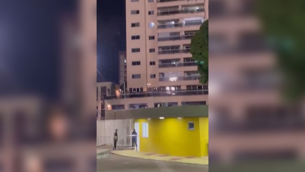 Casal faz sexo da janela de apartamento com vista para estádio de futebol lotado
