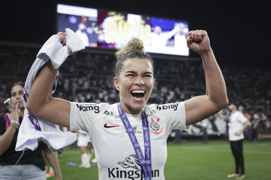 Tamires deixa críticos do futebol feminino de lado e prefere glória pelo Corinthians