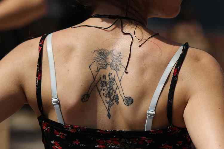 Entenda como a tatuagem foi de símbolo da marginalidade a moda com status de arte