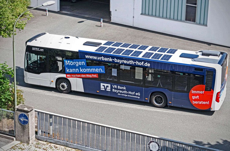 Tecnologia permite equipar qualquer ônibus com painéis solares