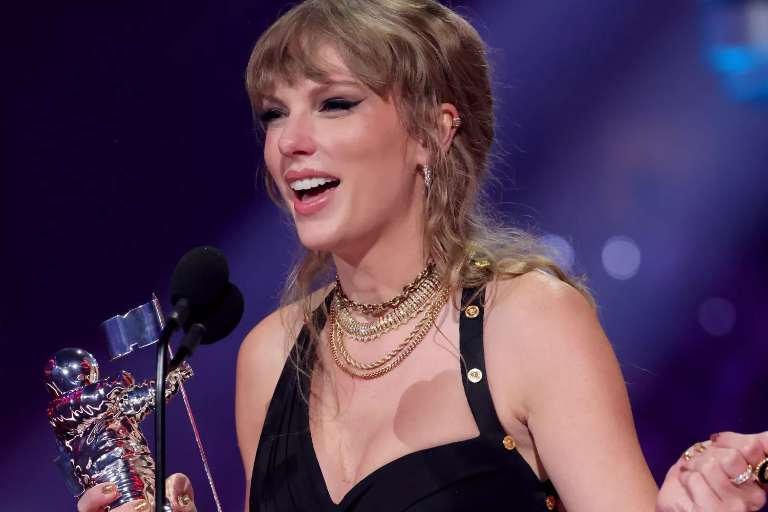 Ca sĩ Taylor Swift được gọi tên 9 lần trong 1 đêm