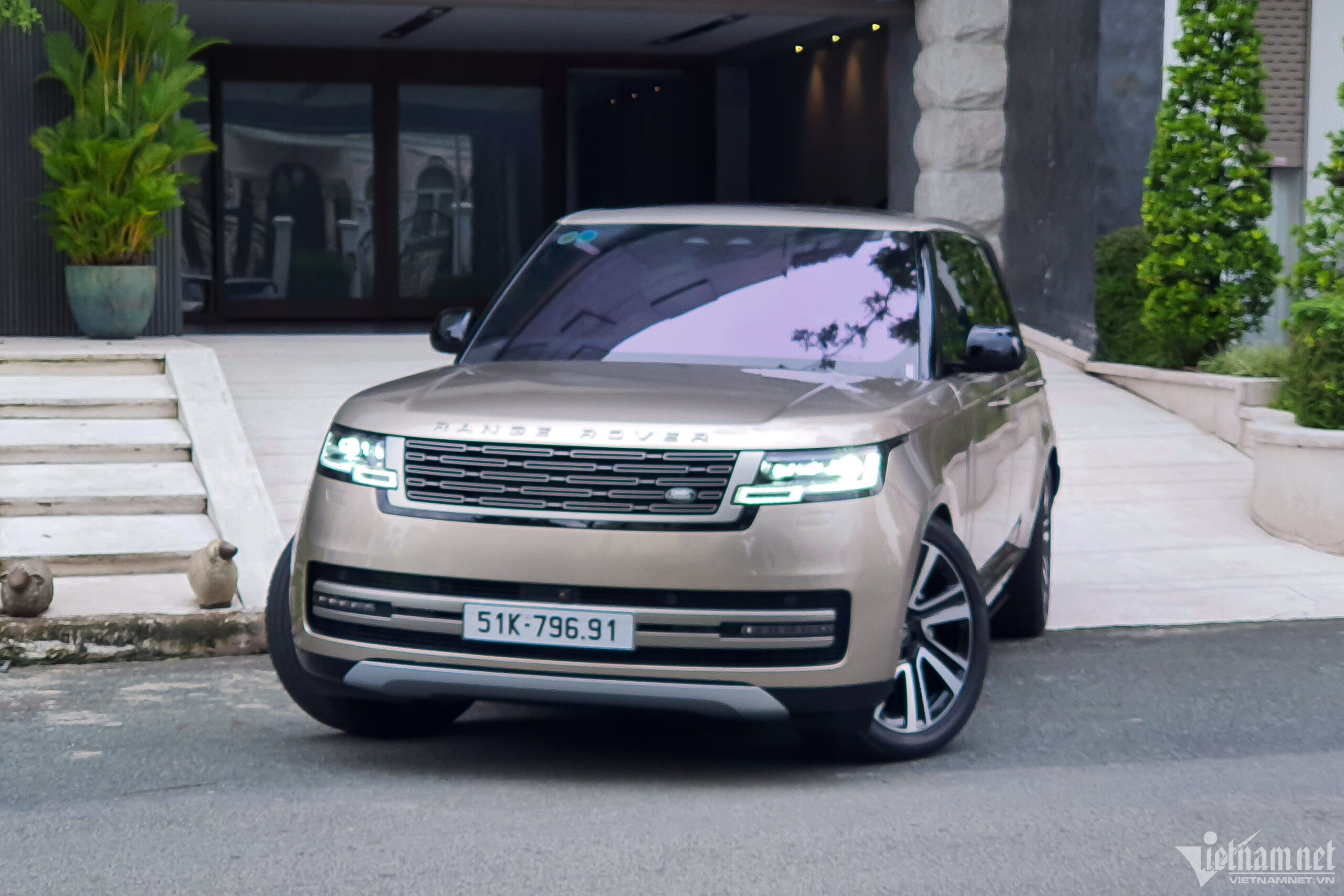 Cường Đô la bỏ hơn 10 tỷ đồng tậu Range Rover thế hệ mới tặng vợ