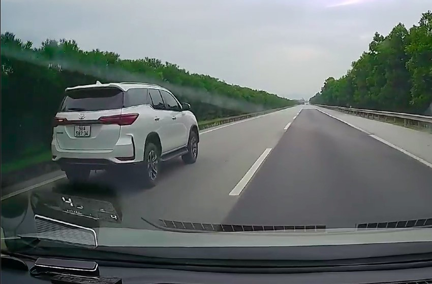 Xe Toyota Fortuner &apos;ú oà&apos; ở làn 100km/h trên cao tốc Hà Nội – Thái Nguyên