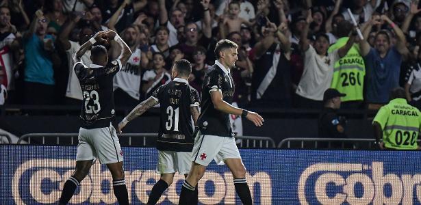 Vasco vive noite de êxtase nos braços da torcida e com festa na comunidade