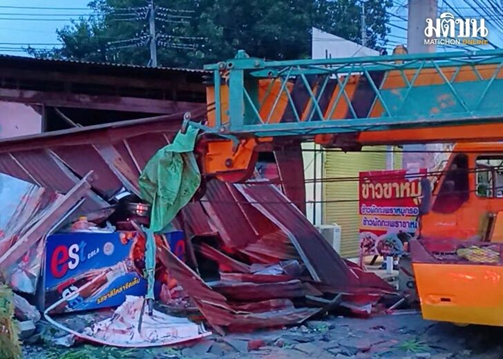 ปั๊มลมรถเครนพังกะทันหัน เบรกไม่ได้ พุ่งข้ามเลนชนร้านริมทางพังพินาศ ร้านก๋วยเตี๋ยวน้ำร้อนลวก