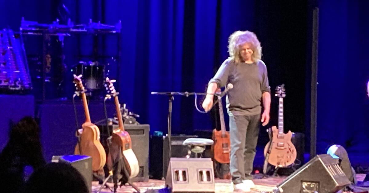 Commentary: ‘Kick him out!’ Inside Pat Metheny’s mind-boggling battle with a heckler at his San Diego concert