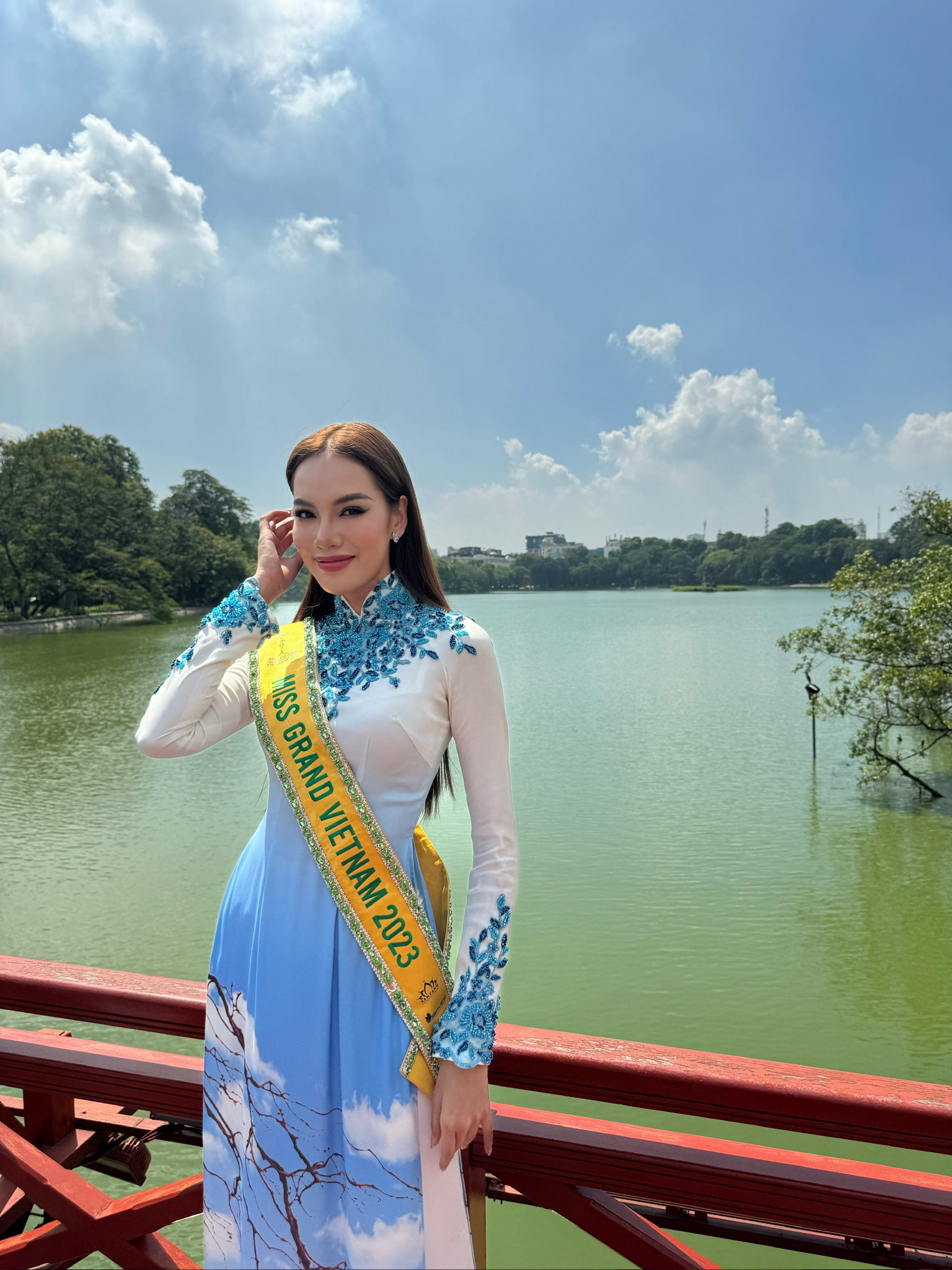 Lê Hoàng Phương làm ‘HDV du lịch’ cho các thí sinh Miss Grand International