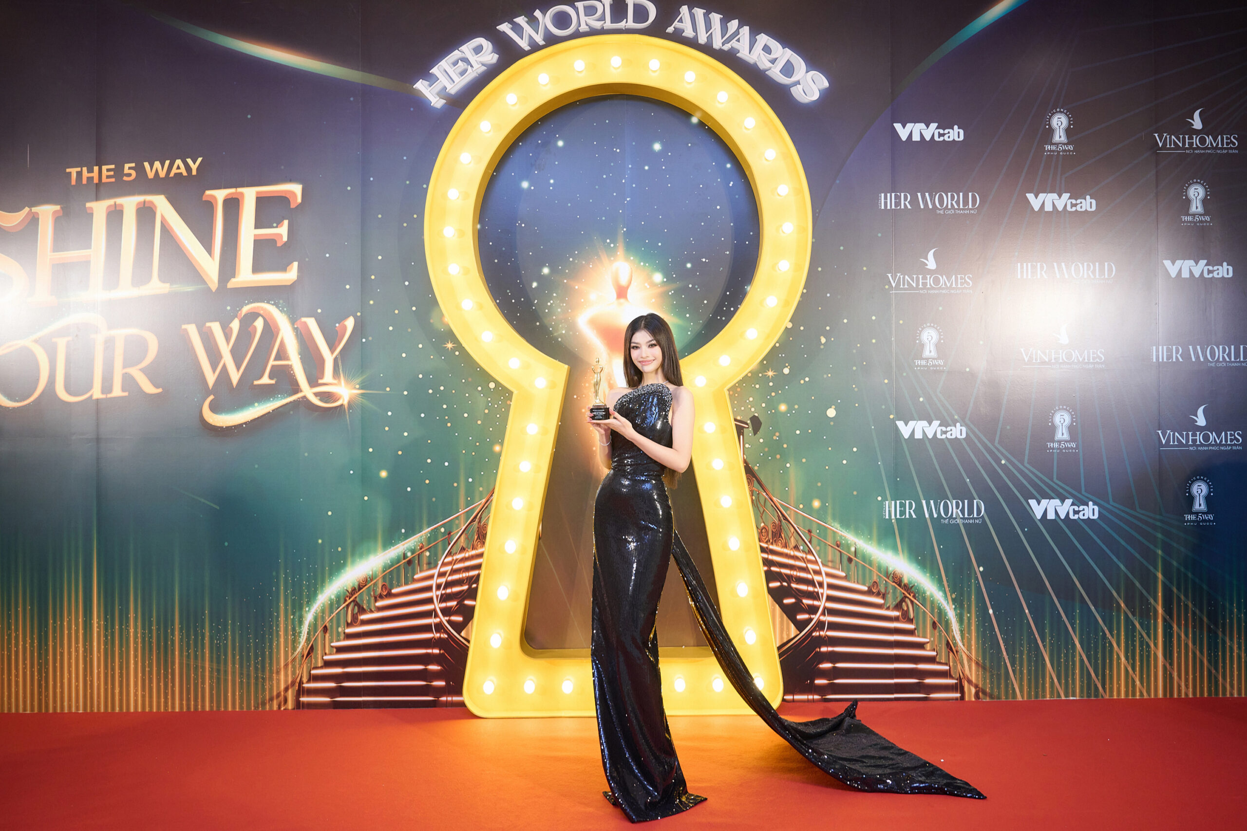 Lona nhận giải ca sĩ của năm tại Her World Awards