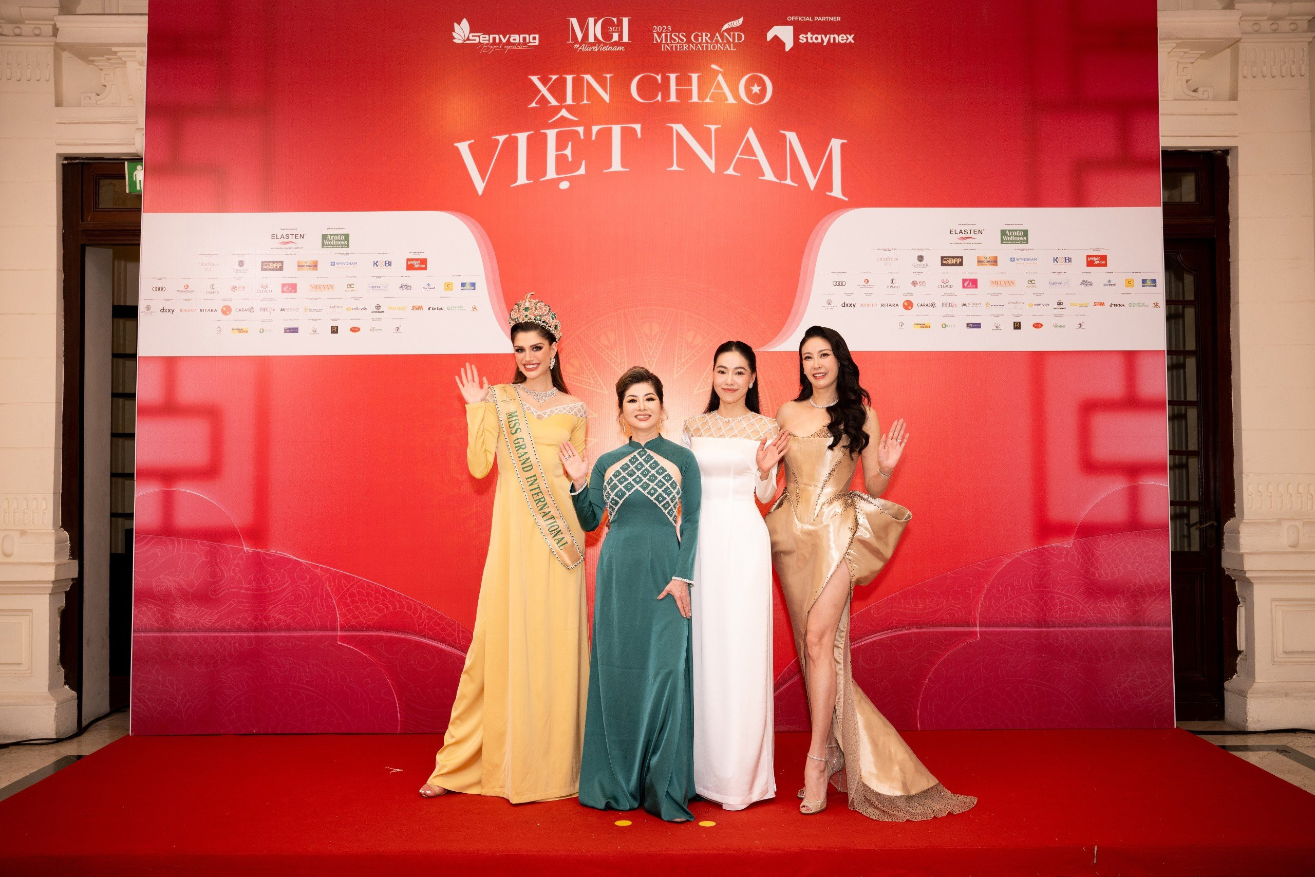 Cầu thang Nhà hát Lớn Hà Nội thử thách thí sinh Miss Grand International 2023