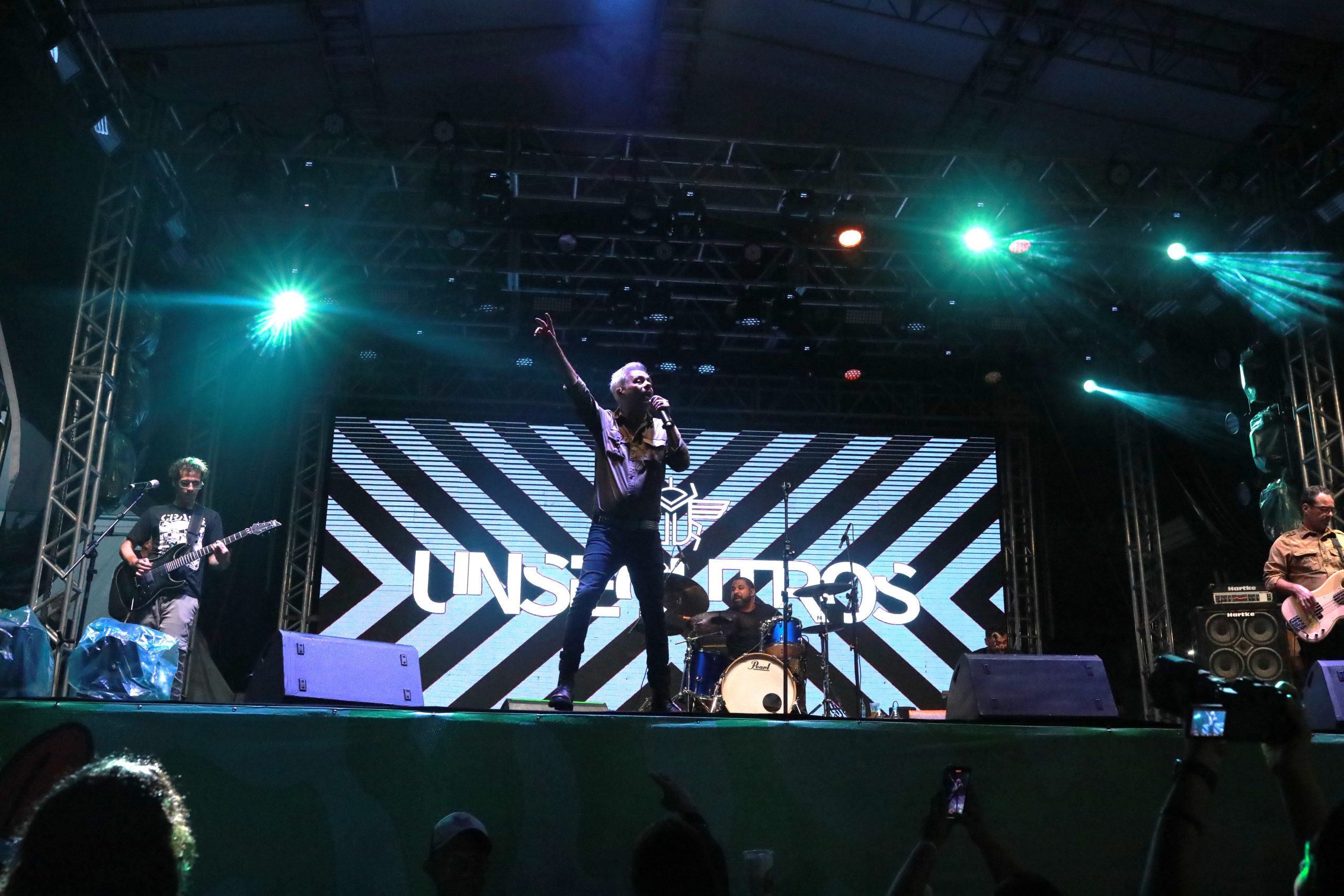 Cultura Rock Praia: Primeira noite tem público animado mesmo com chuva