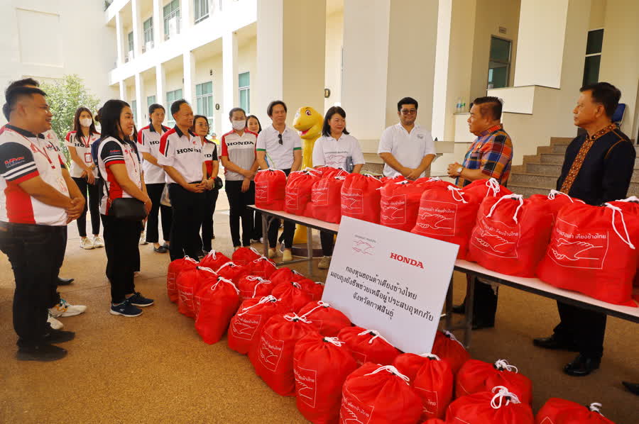 ผู้ว่าฯ กาฬสินธุ์  รับมอบถุงยังชีพจากกองทุนฮอนด้าเคียงข้างไทย …