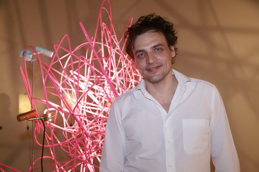 Marcelo Stefanovicz abre exposição “Rabiscos e Sombras” na Herança Cultural