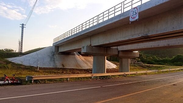 รถทัวร์2ชั้น ขนผู้โดยสารเต็มคัน ลอดใต้สะพานไม่พ้น ชนชิ้นส่วนรถเกลื่อน
