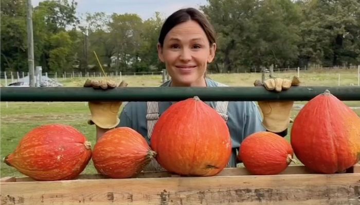 Jennifer Garner Sings a Lullaby in Honor of National Pumpkin Day