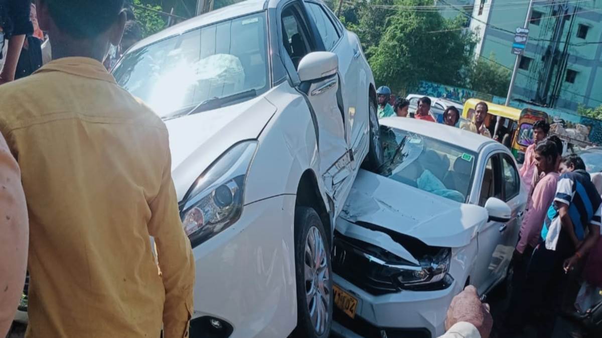 Bhopal News: तुलसी टावर के पास सड़क हादसा, टक्कर के बाद कार के ऊपर चढ़ी कार – Bhopal News Road accident near Tulsi Tower car ran over car after collision