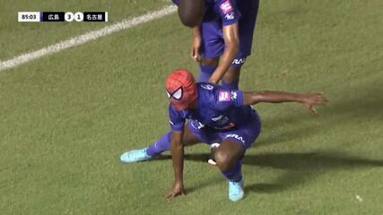 Ezequiel decide jogo no Japão e comemora como homem-aranha para o filho