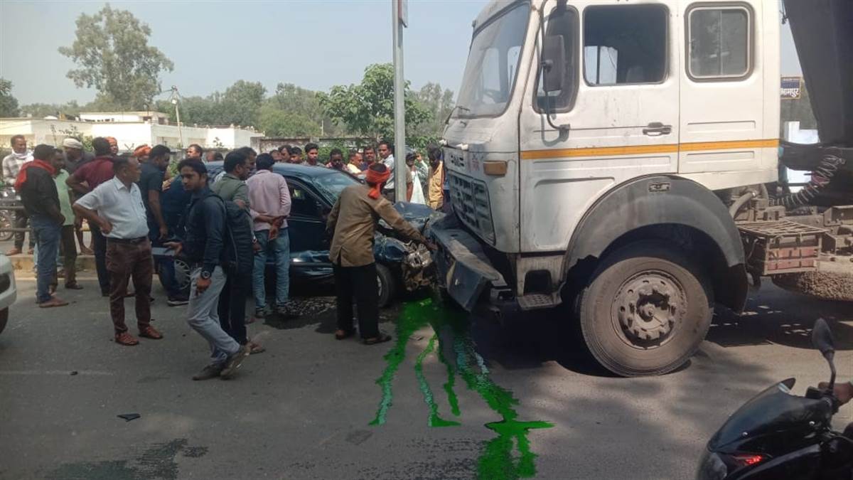 Ambikapur News:ट्राला की टक्कर से कार सवार चार कर्मचारी घायल – Four employees in car injured in collision with trolley