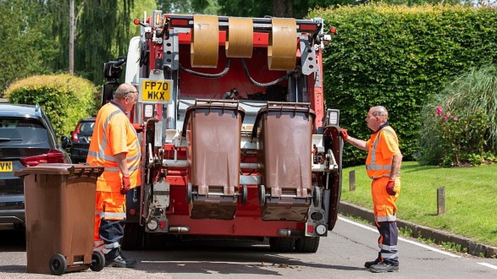 Recycling reforms see separate food waste bins for England