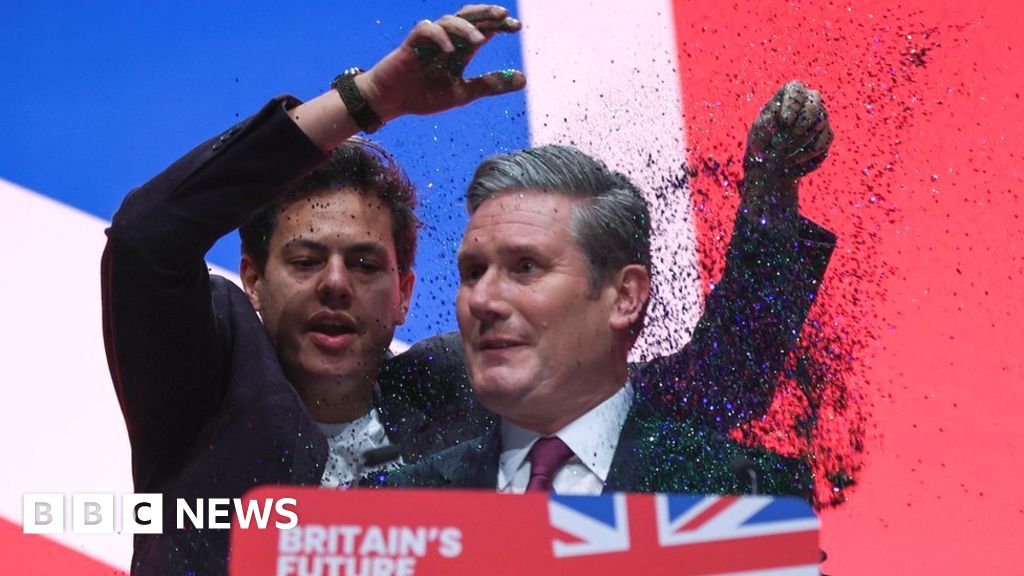 Protester throws glitter over Starmer at conference