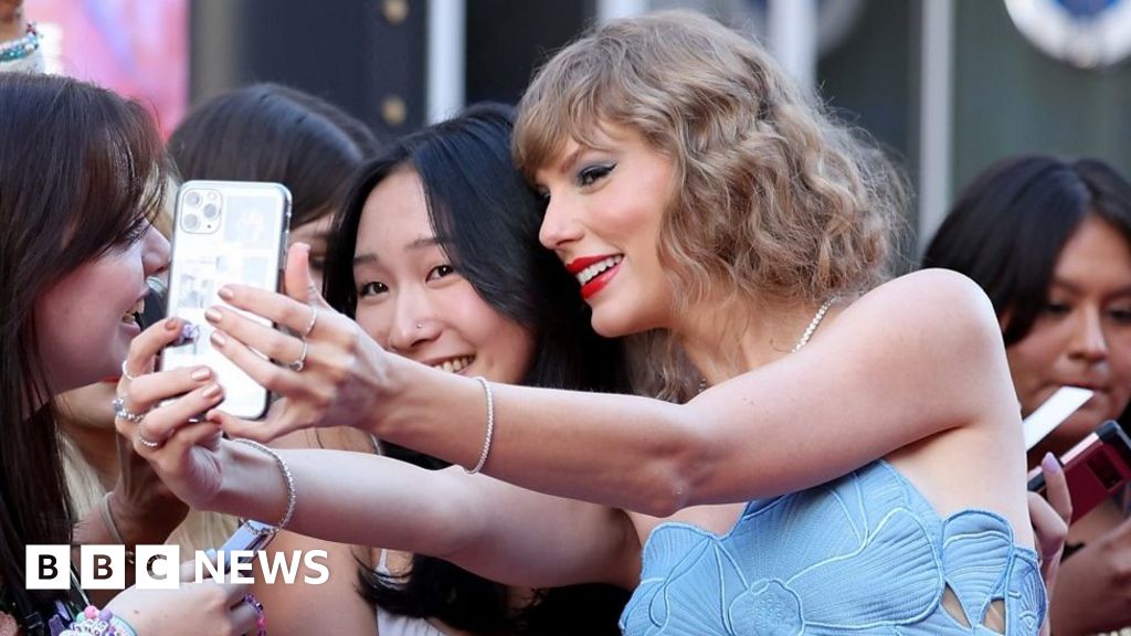 This night is sparkling: Taylor Swift greets fans on red carpet