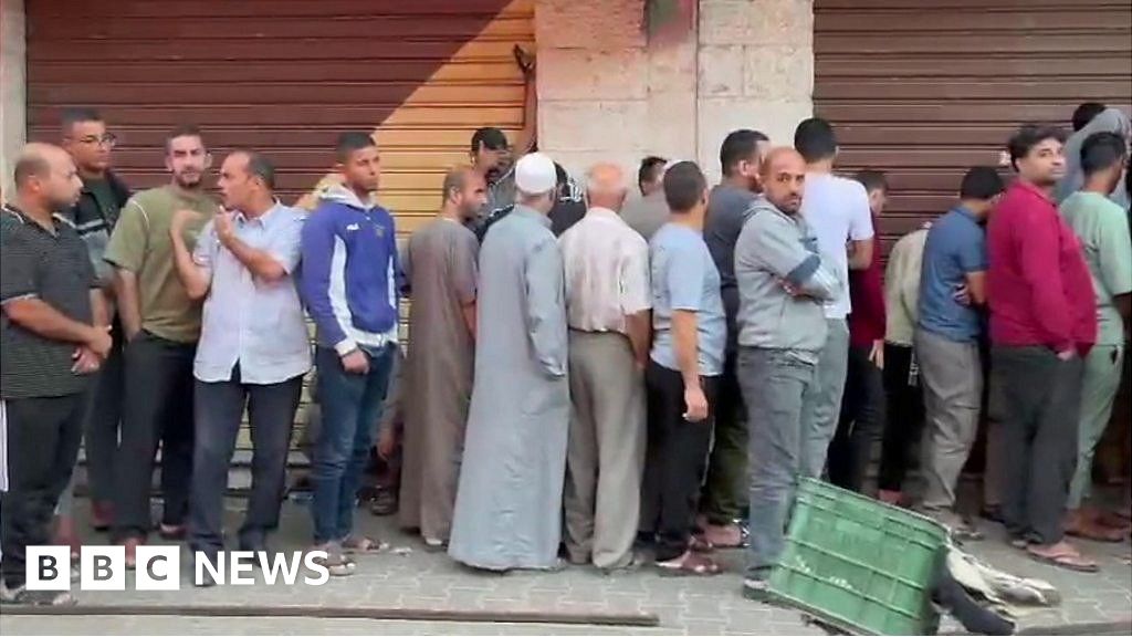 Hundreds of displaced Gazans queue for bread