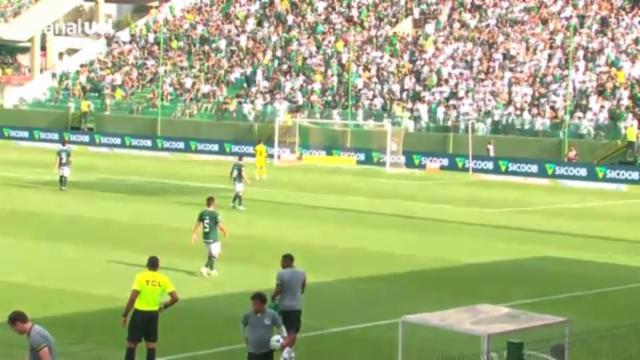 Jogador do Bahia faz gol de falta antes do meio-campo contra o Goiás; veja