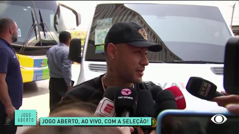 Neymar revela expectativas na Seleção Brasileira em chegada a hotel