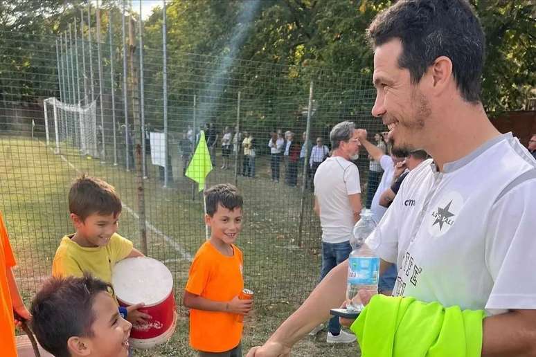 “Profeta” Hernanes volta a jogar futebol e marca gol por time amador da Itália