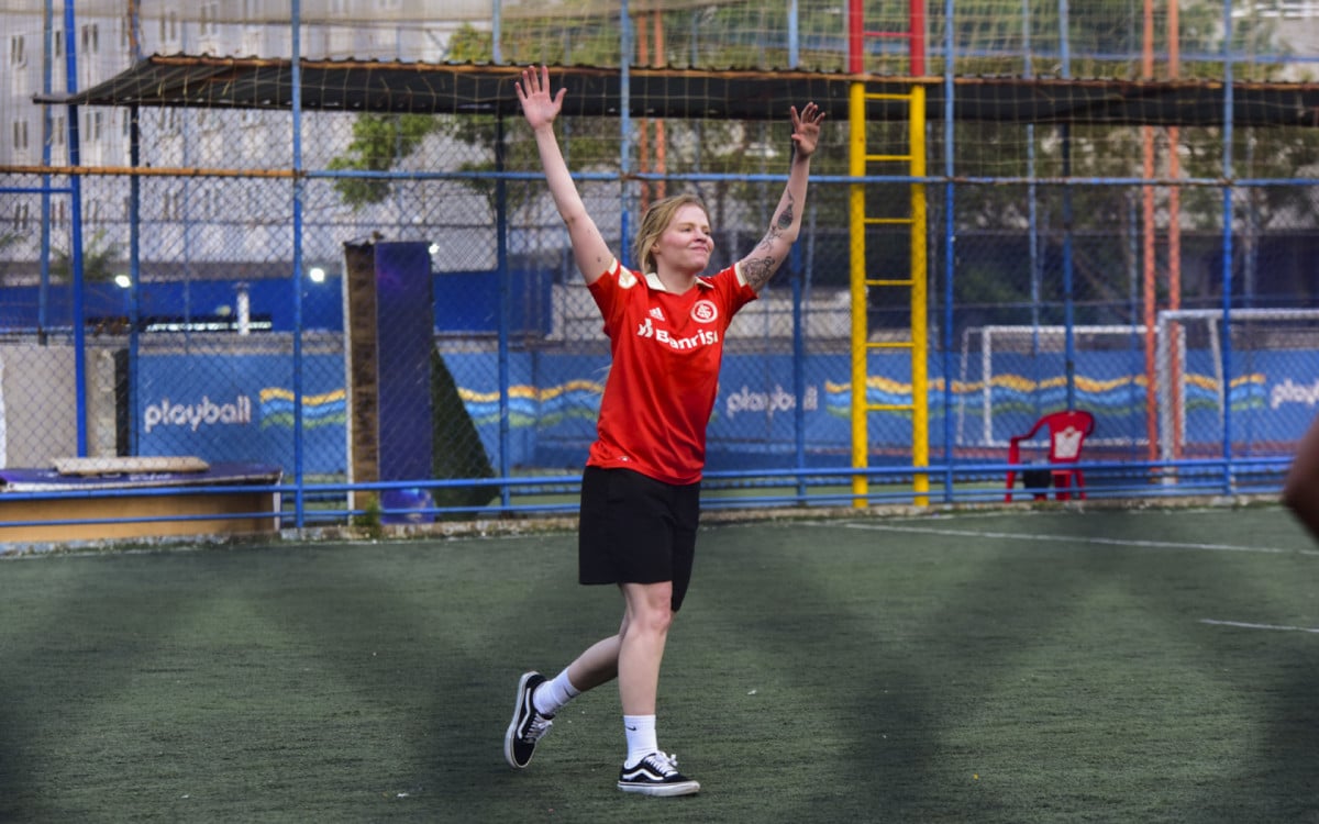 Luísa Sonza participa de jogo de futebol ao lado de sua família e equipe | Celebridades