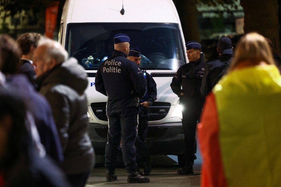 Jogo entre Bélgica e Suécia é interrompido por morte de dois torcedores a tiros perto do estádio