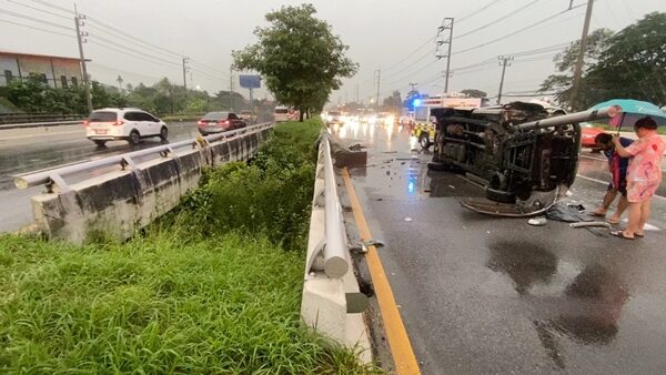 กระบะ พุ่งชนราวสะพาน เหล็กยาว6เมตร เสียบหน้ารถทะลุด้านหลัง