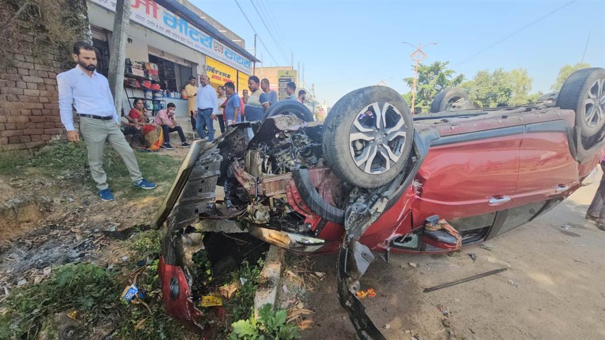 Ambikapur crime News : मोटरसाइकिल सवार को बचाने के चक्कर मेें पलटी कार – Car overturns while trying to save motorcyclist