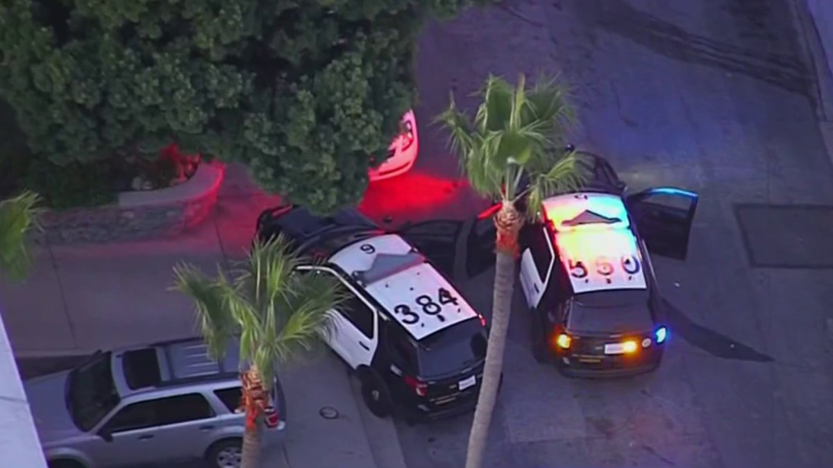 2 LA County sheriff’s deputies hurt, 1 critically, after being hit by car