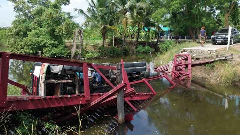 รถโม่ปูนรั้นไม่ฟังคำเตือน ขับขึ้นสะพานไม้ ก่อนสะพานหักรถร่วงตกลงคลองทั้งคัน